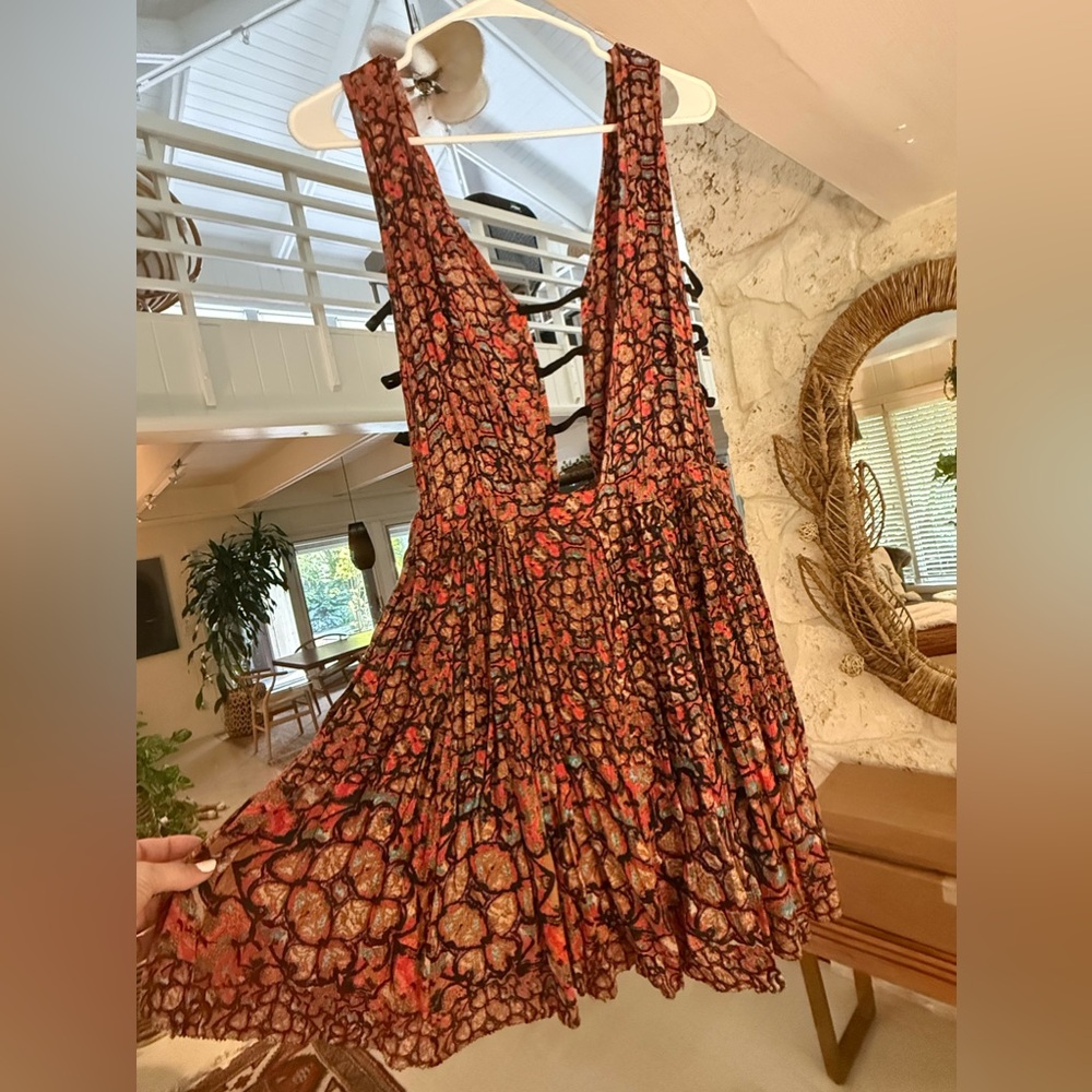 Free People mini a must for coming months. Like NEW ❤️‍🔥